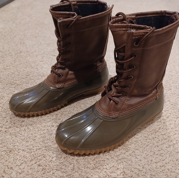 Madden Girl Flurryy Rain Boots w/ fabric lining. Size 8 - Picture 3 of 12